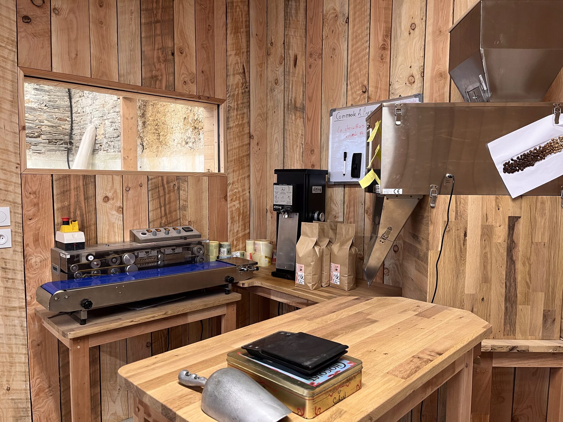 Le coin conditionnement de l'atelier : soudeuse, balance et établi en bois